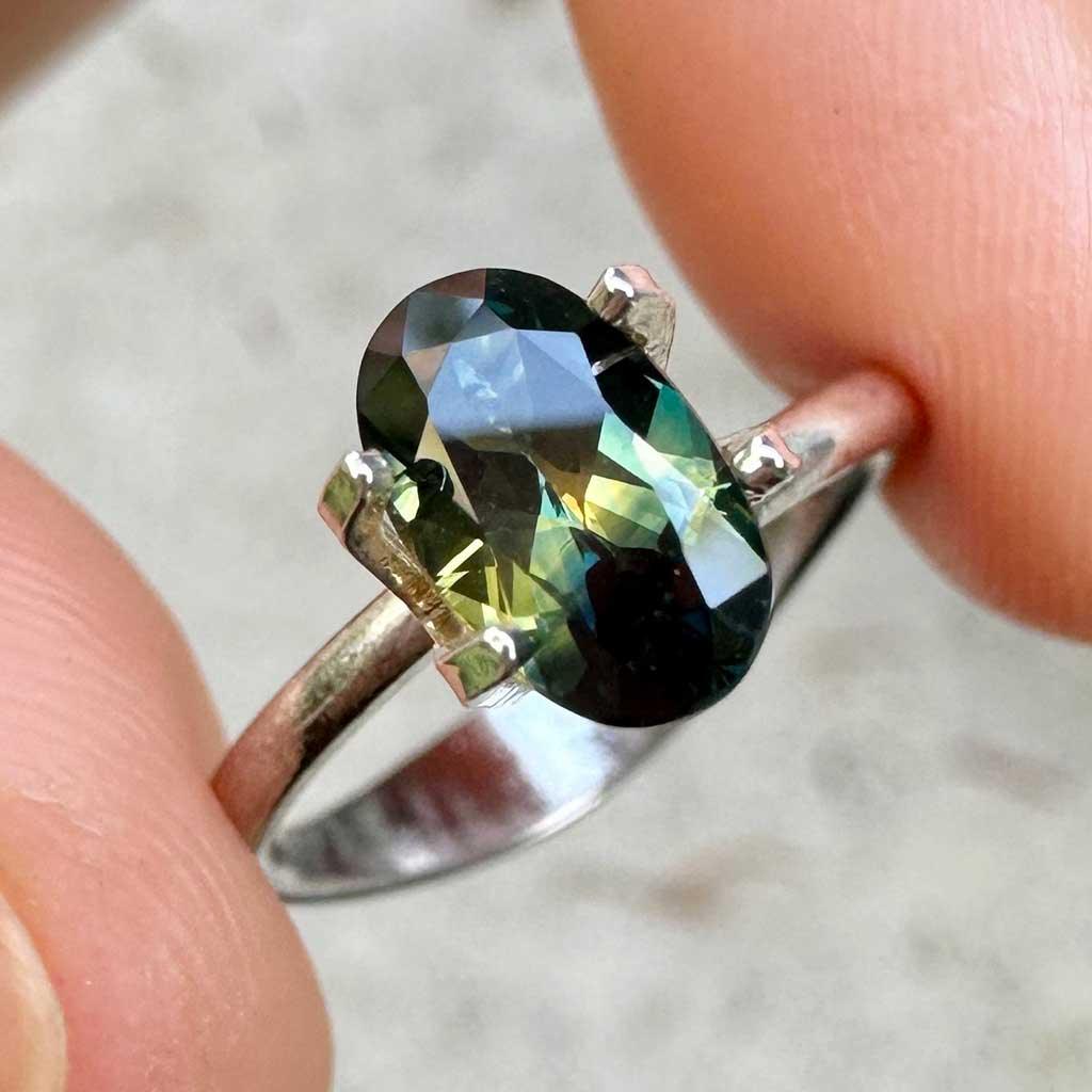 1.38ct oval Australian parti sapphire - Lizunova Fine Jewels