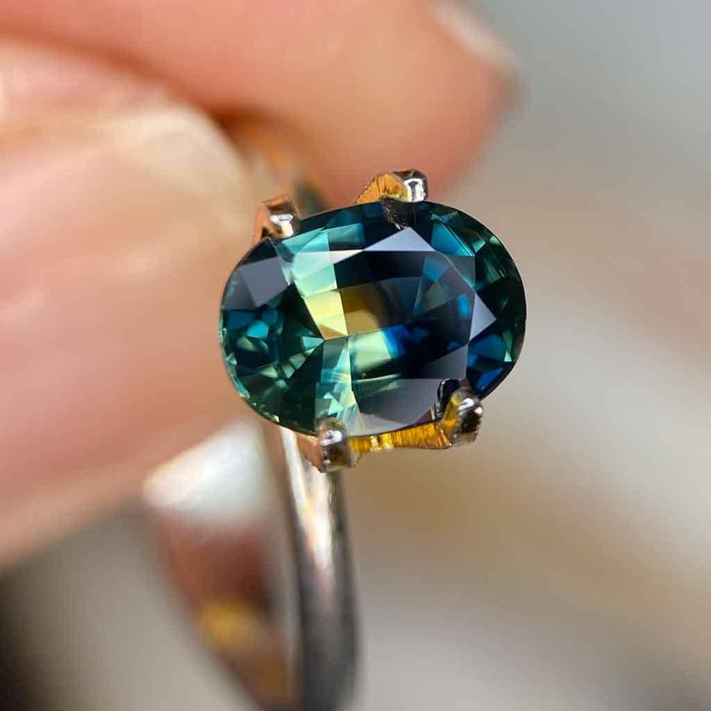 1.68ct oval Australian parti sapphire - Lizunova Fine Jewels