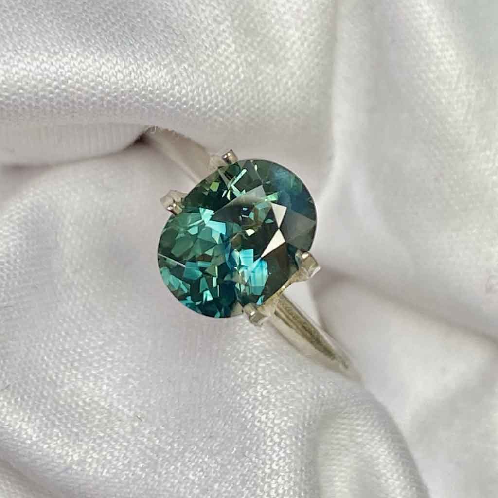 Australian seafoam teal sapphire available to set in a bespoke sapphire ring by Australian jeweller Lizunova, Sydney