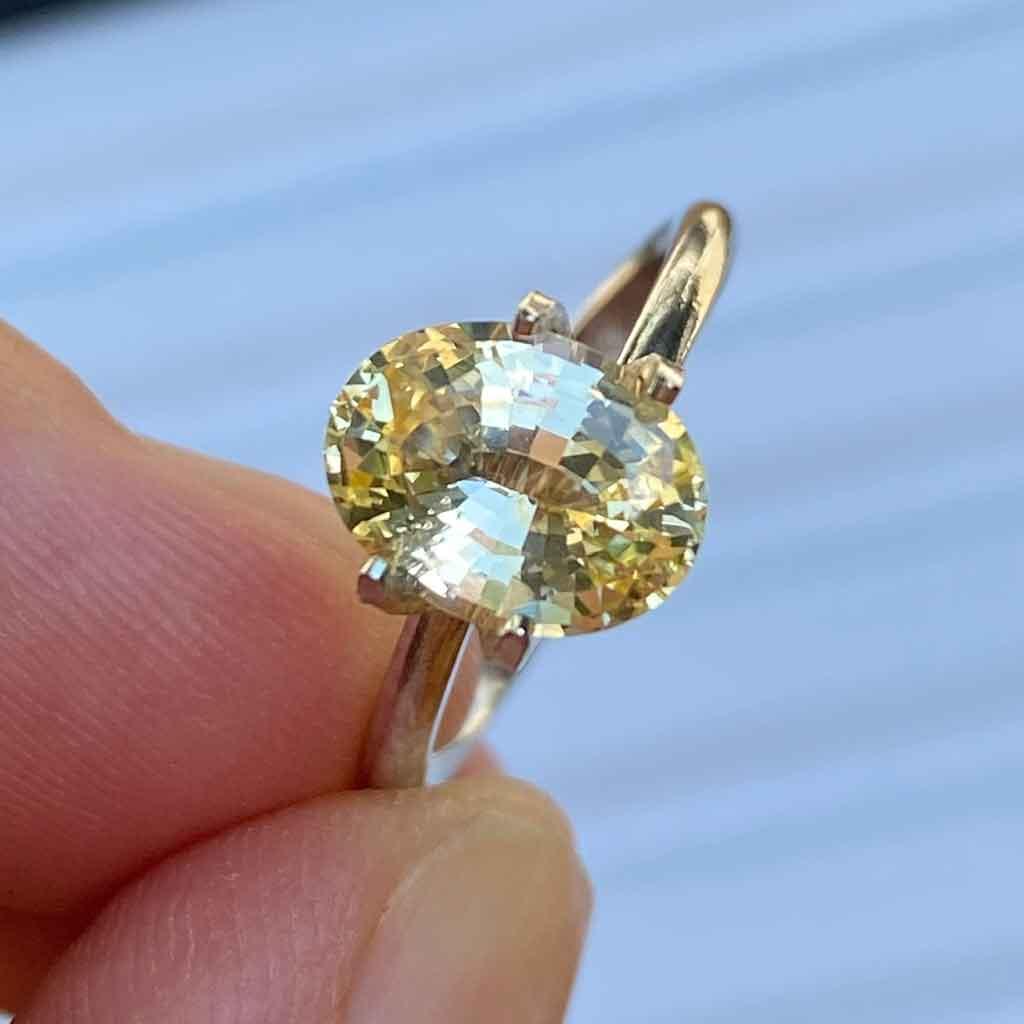 2.23ct oval yellow sapphire - Lizunova Fine Jewels