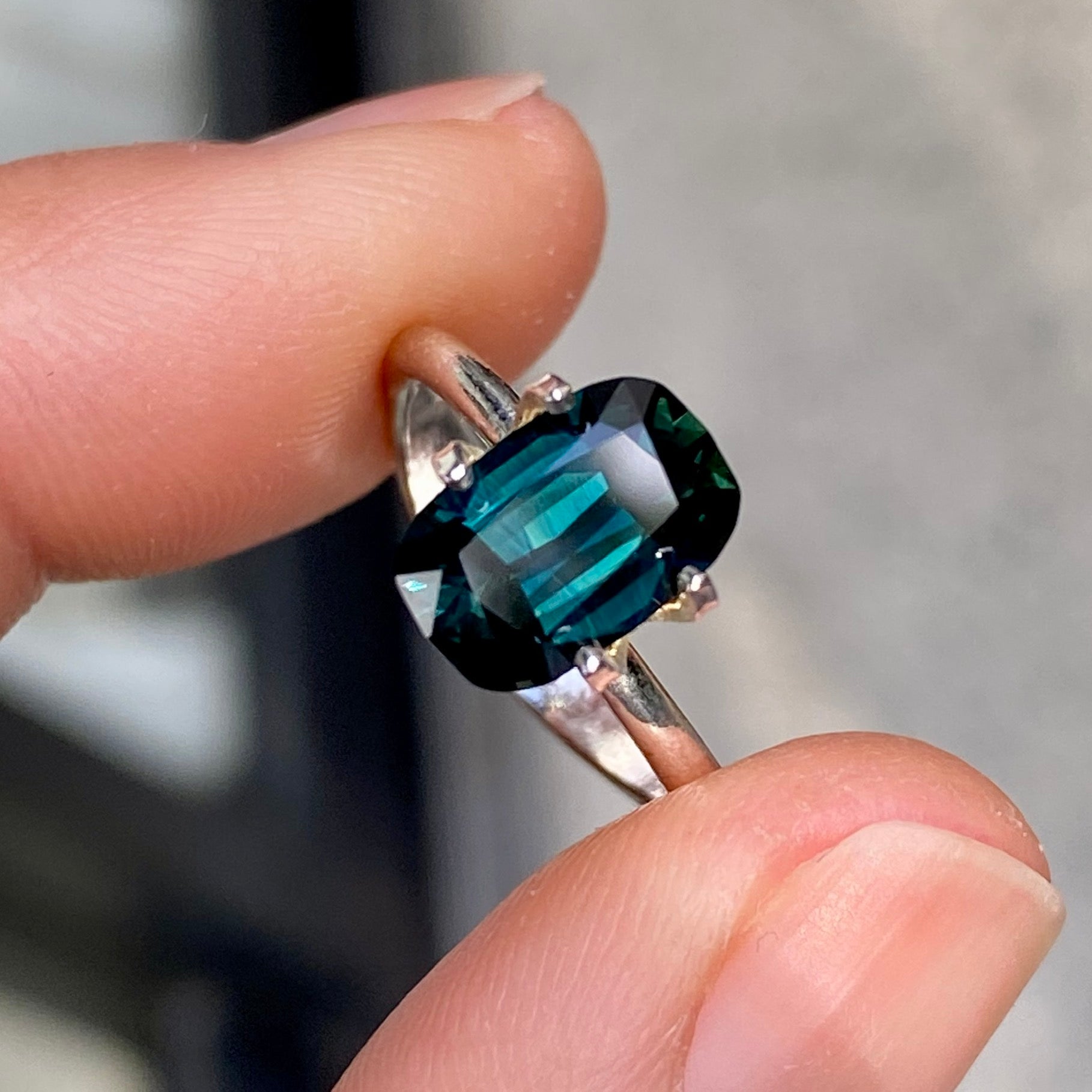 Australian-parti-teal-sapphire-bespoke-engagement-ring-Sydney-jeweller-Lizunova-Fine-Jewels