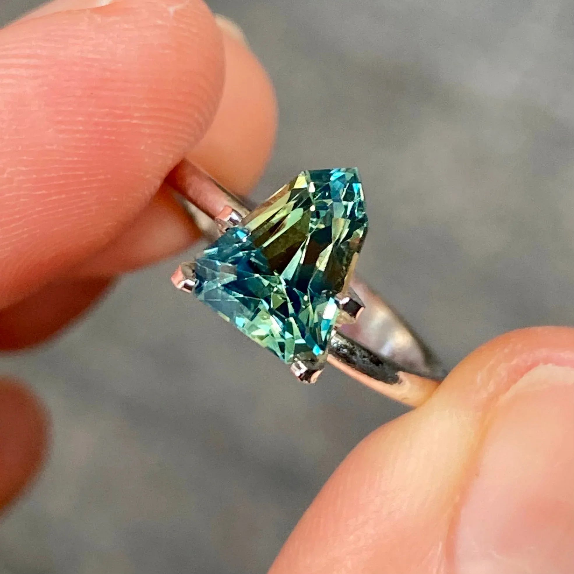 2.53ct shield Madagascan parti sapphire - Lizunova Fine Jewels