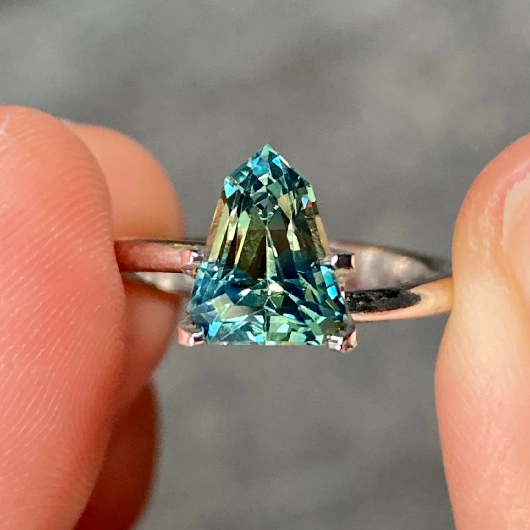 2.53ct shield Madagascan parti sapphire - Lizunova Fine Jewels