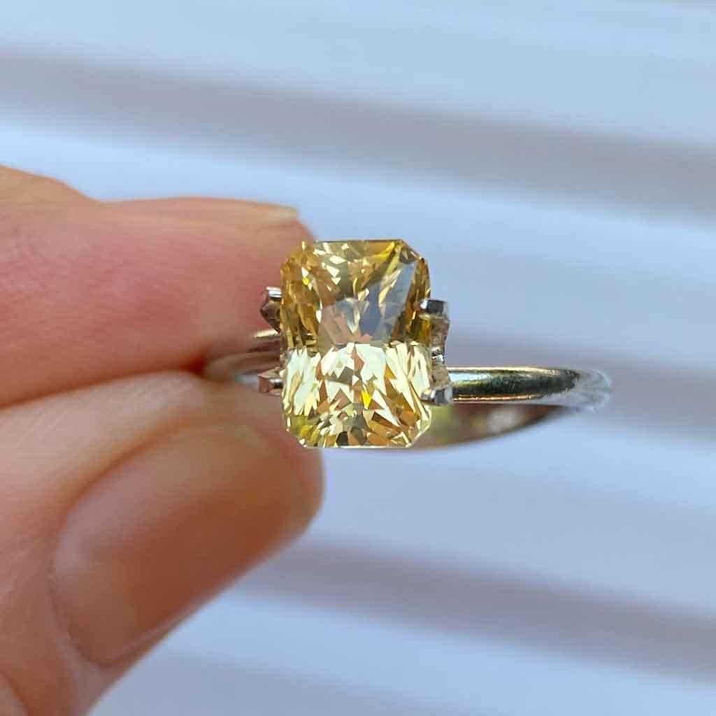 3.02ct emerald radiant cut yellow sapphire - Lizunova Fine Jewels