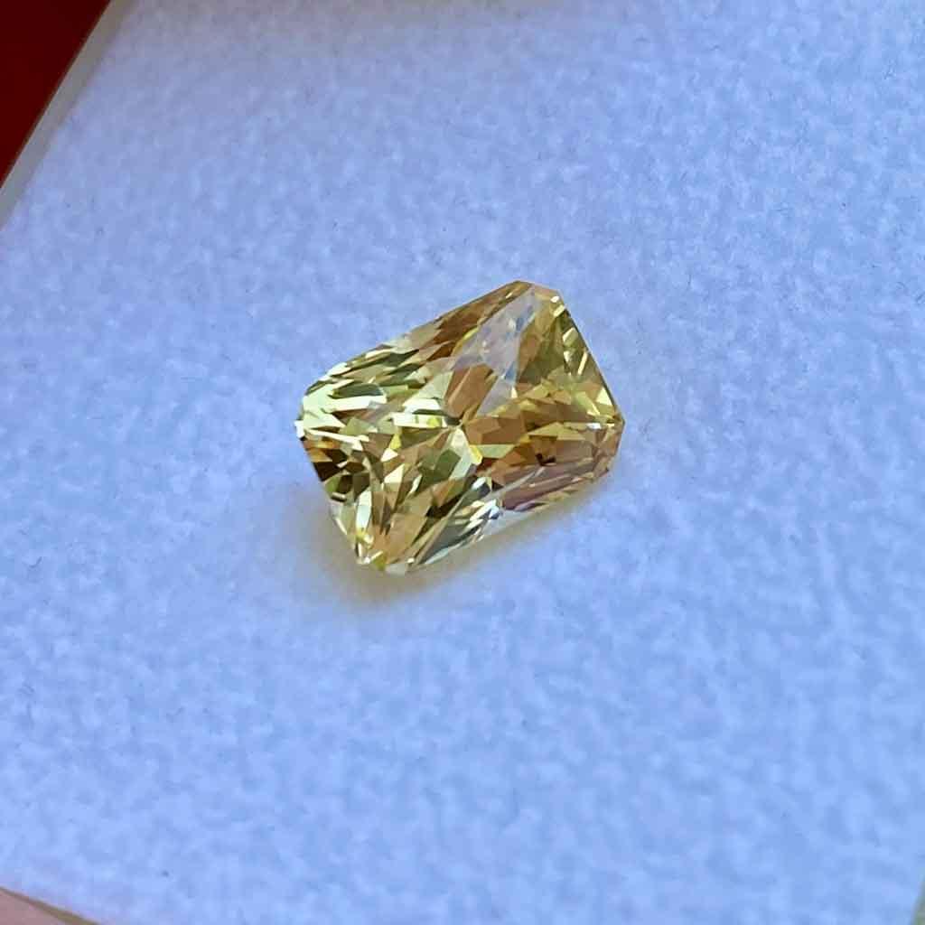 3.02ct emerald radiant cut yellow sapphire - Lizunova Fine Jewels