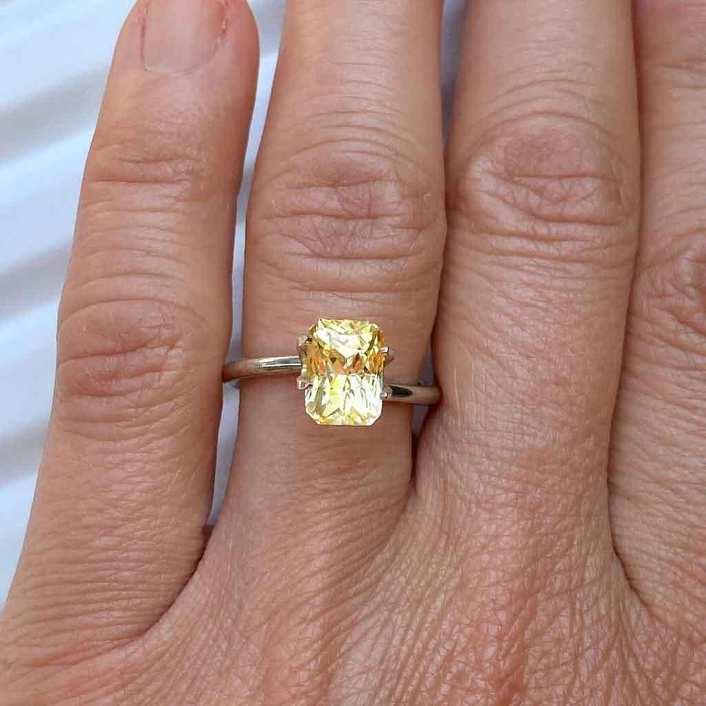 3.02ct emerald radiant cut yellow sapphire - Lizunova Fine Jewels