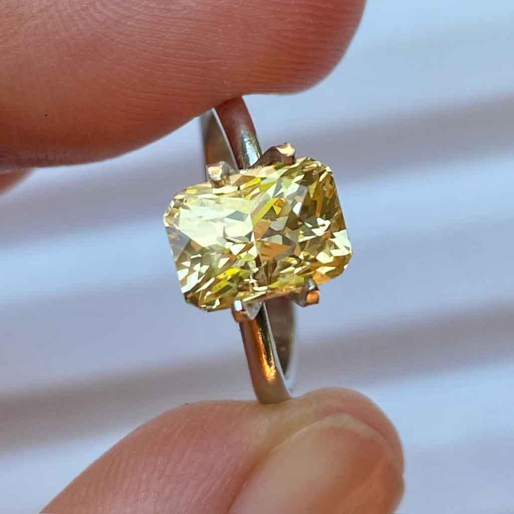 3.02ct emerald radiant cut yellow sapphire - Lizunova Fine Jewels