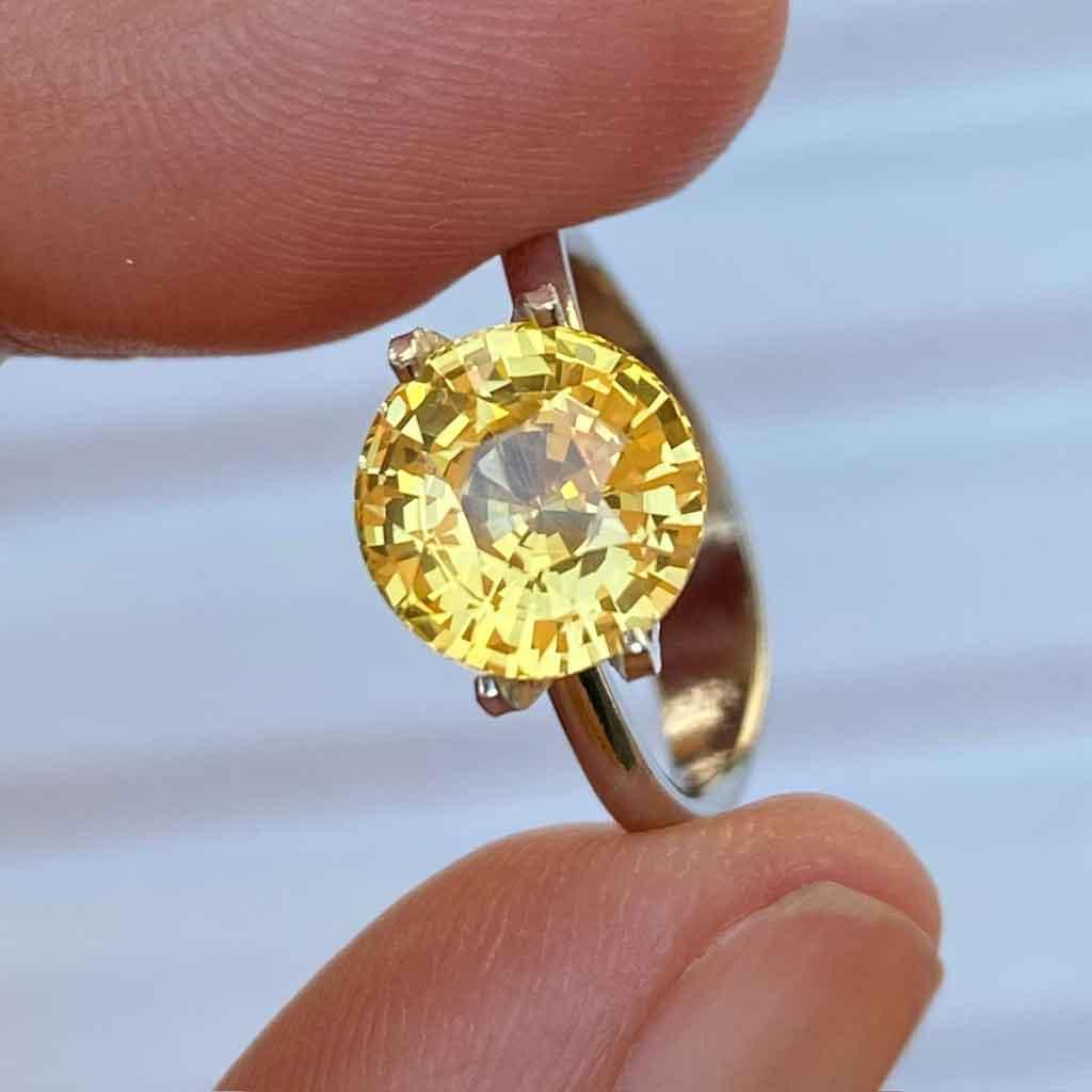 3.06ct round yellow sapphire - Lizunova Fine Jewels