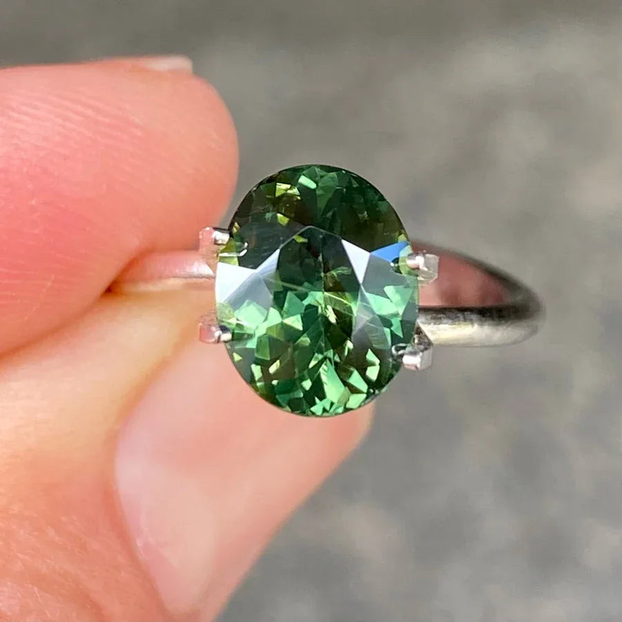 3.22ct oval Australian green sapphire - Lizunova Fine Jewels