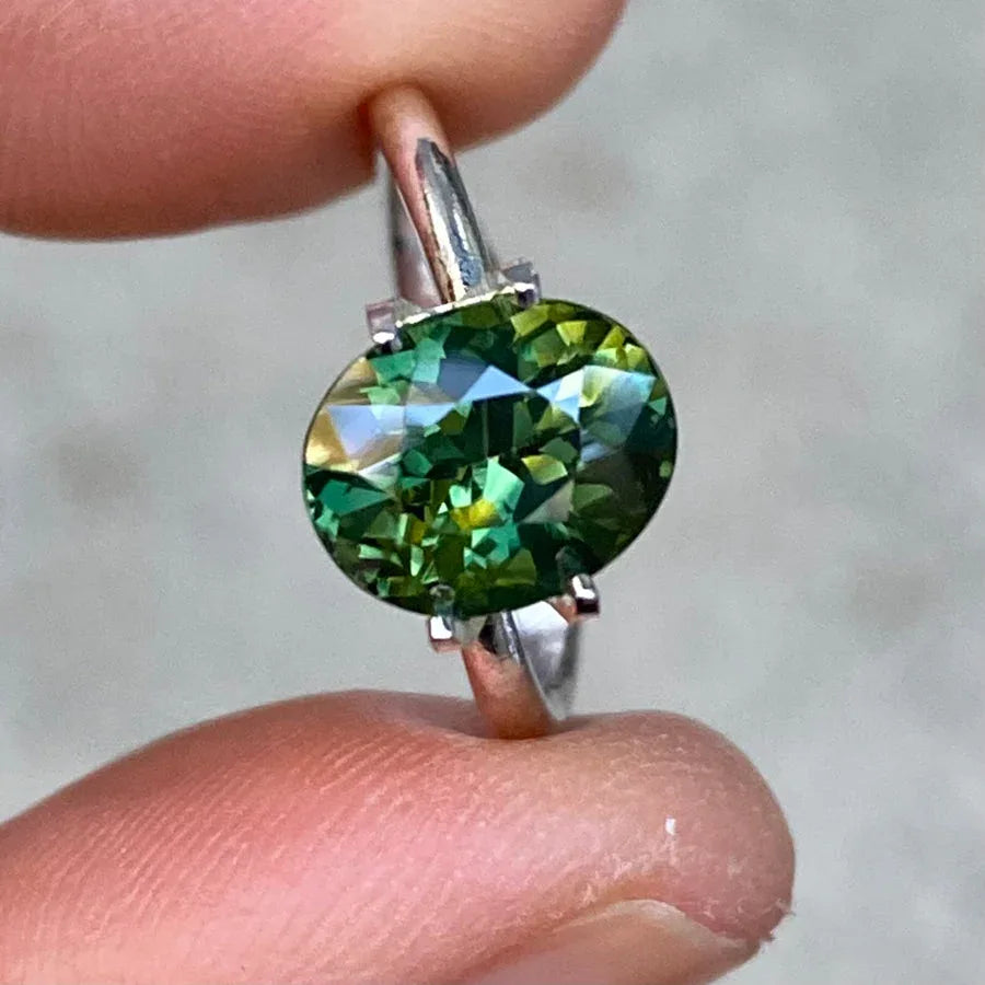 3.22ct oval Australian green sapphire - Lizunova Fine Jewels