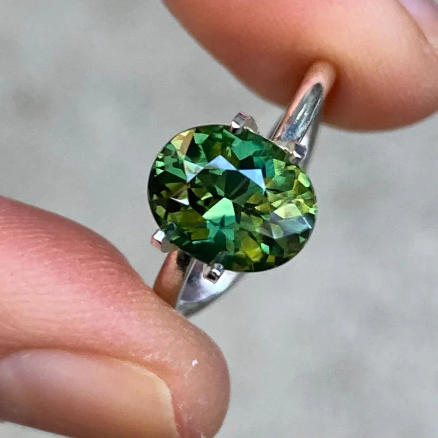 3.22ct oval Australian green sapphire - Lizunova Fine Jewels