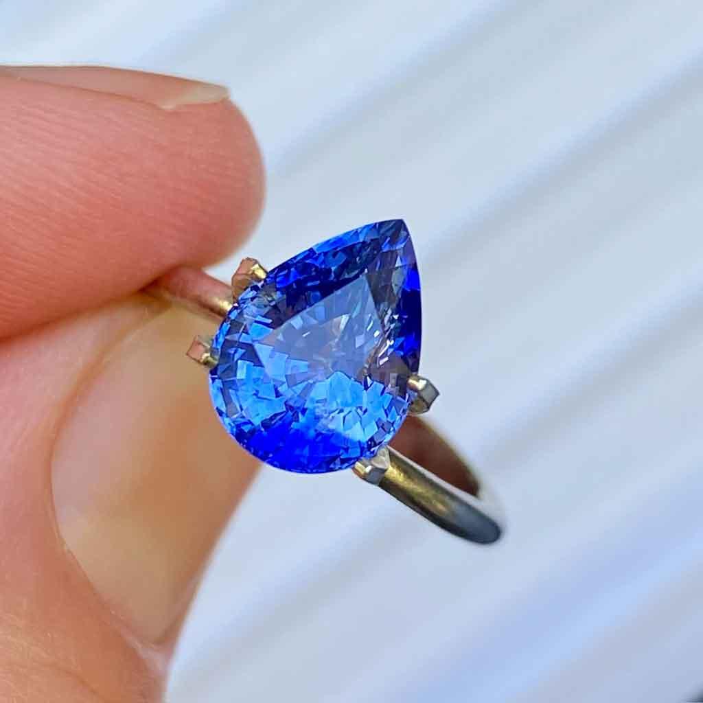 3.28ct pear cut blue sapphire - Lizunova Fine Jewels