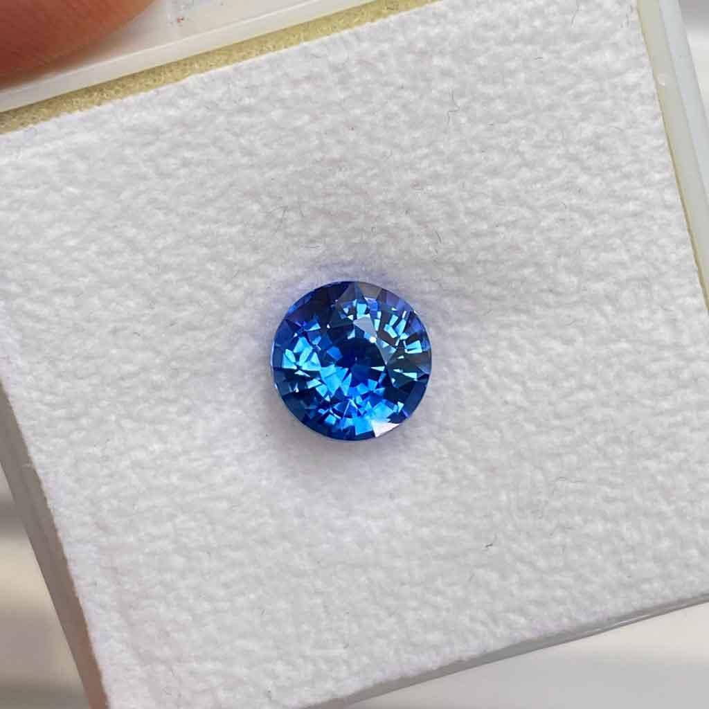 3.32ct round cornflower blue sapphire - Lizunova Fine Jewels