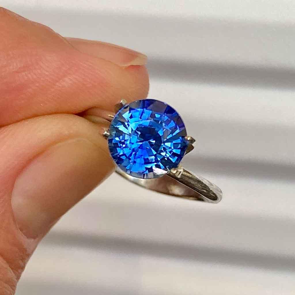 3.32ct round cornflower blue sapphire - Lizunova Fine Jewels