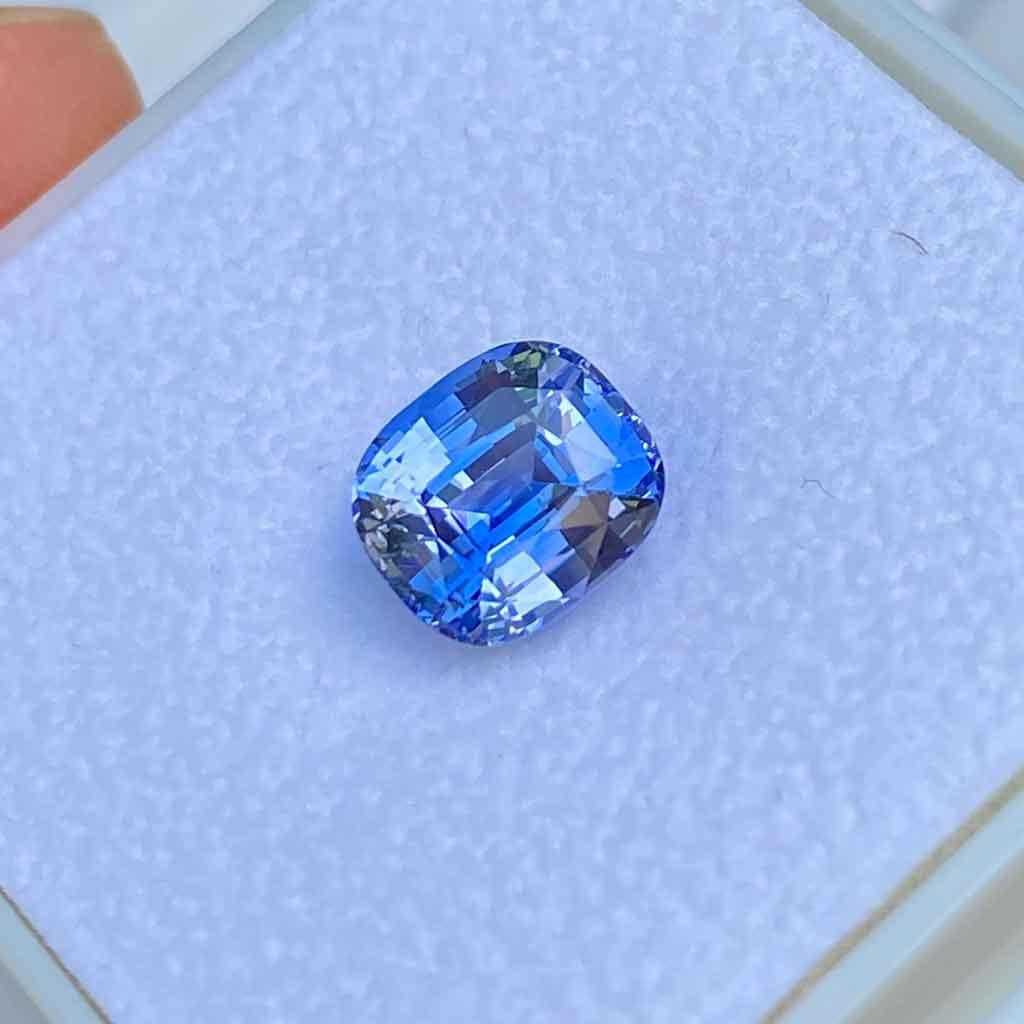 3.37ct cushion cut blue sapphire - Lizunova Fine Jewels