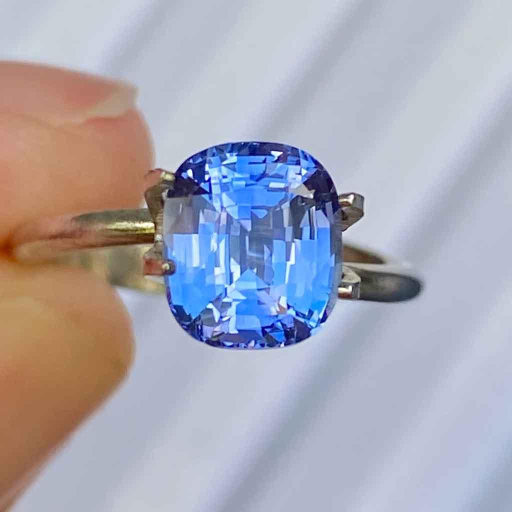 3.37ct cushion cut blue sapphire - Lizunova Fine Jewels