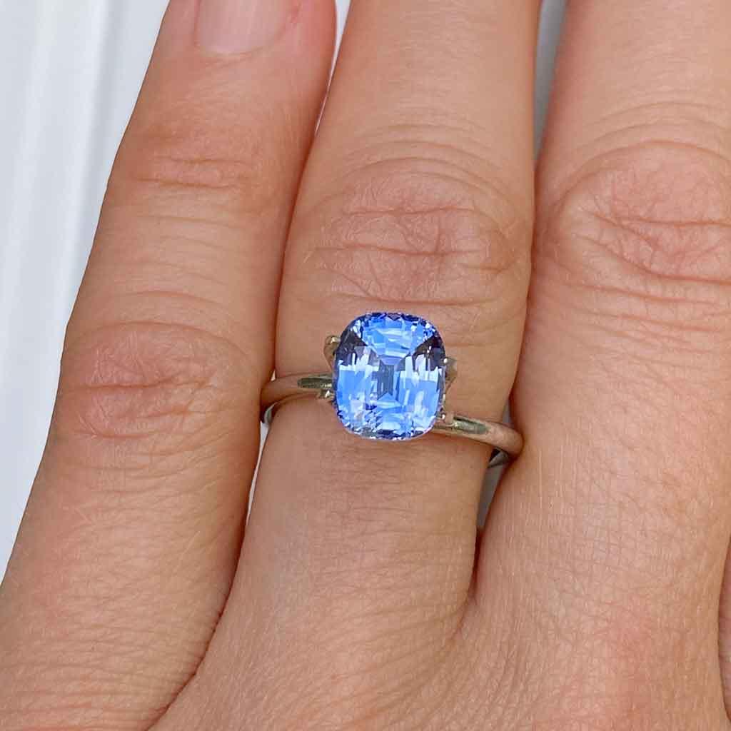 3.37ct cushion cut blue sapphire - Lizunova Fine Jewels