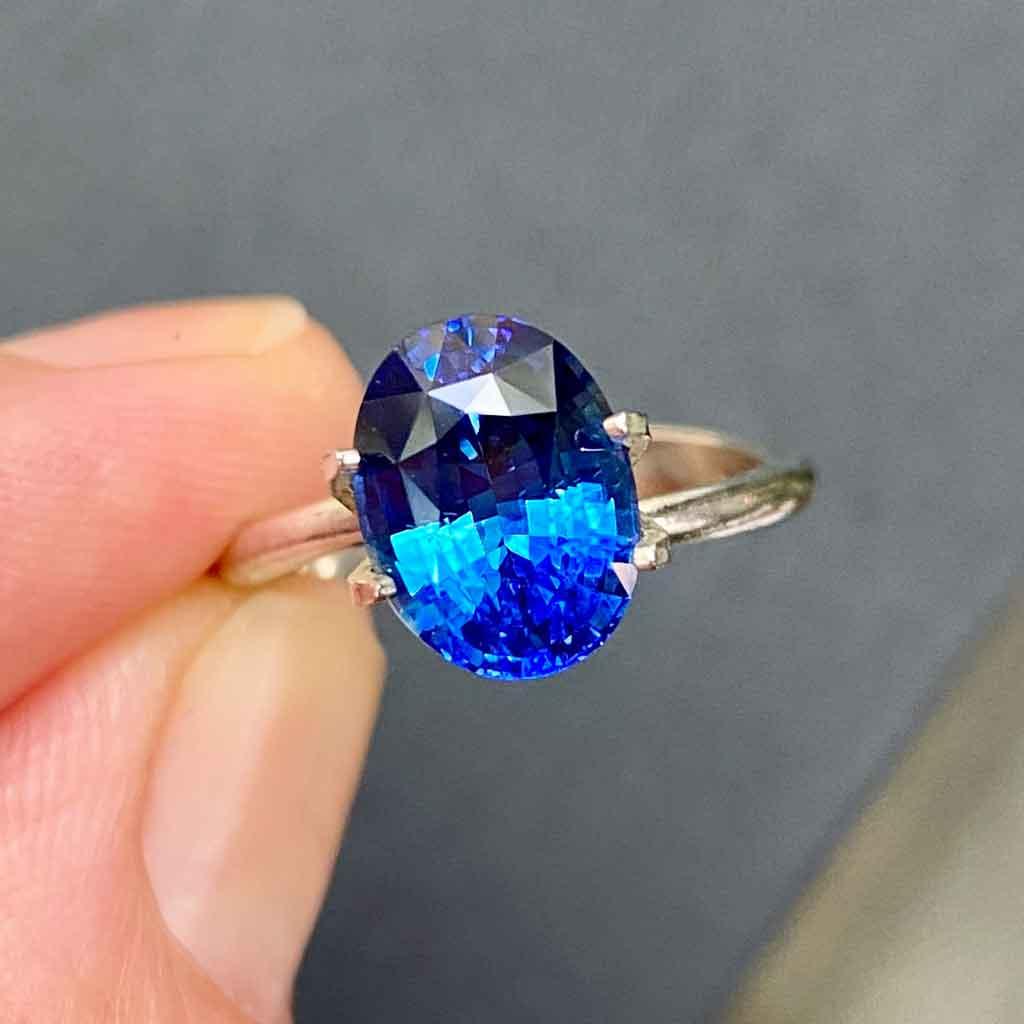 3.3ct oval cornflower blue sapphire - Lizunova Fine Jewels