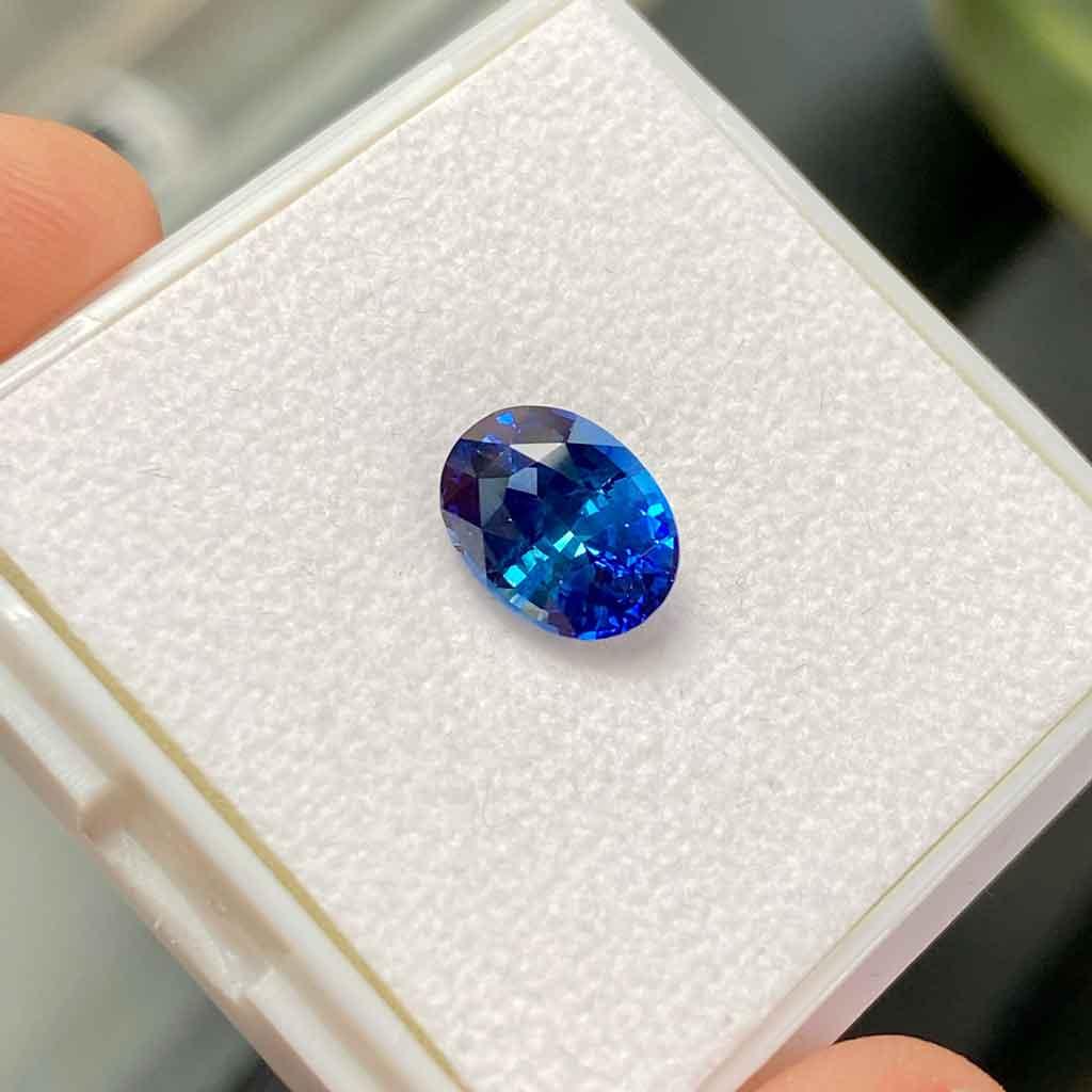 3.3ct oval cornflower blue sapphire - Lizunova Fine Jewels