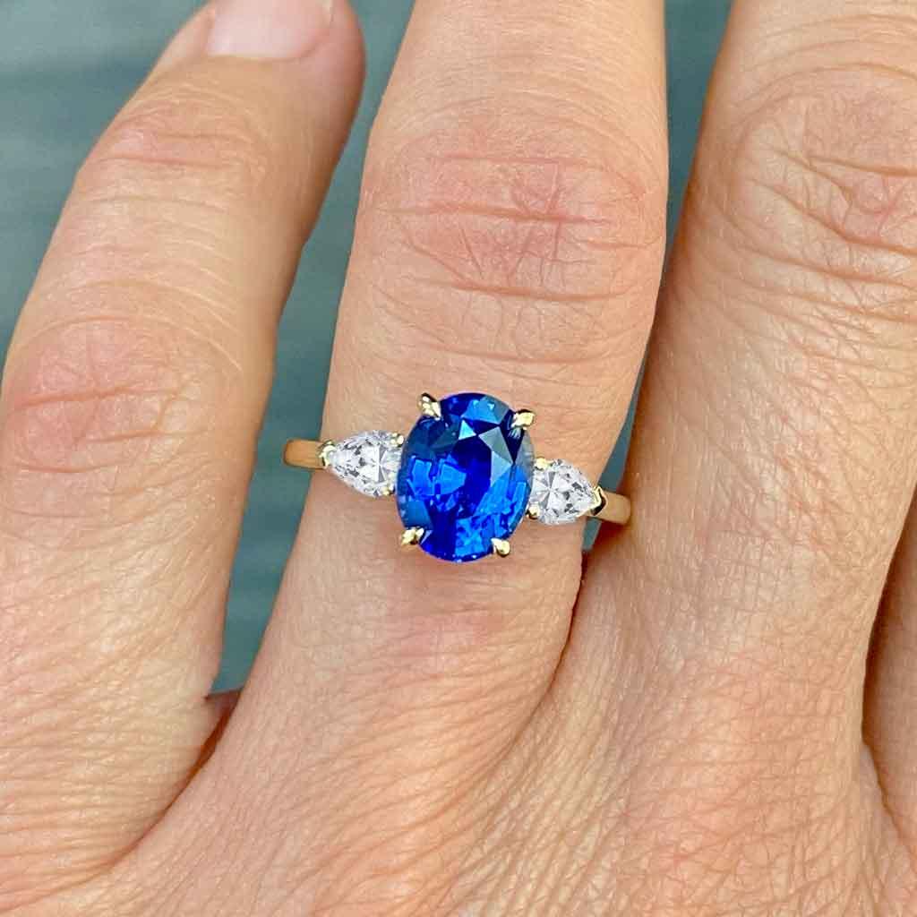 Sofia | Oval cornflower blue sapphire diamond engagement ring - Lizunova Fine Jewels