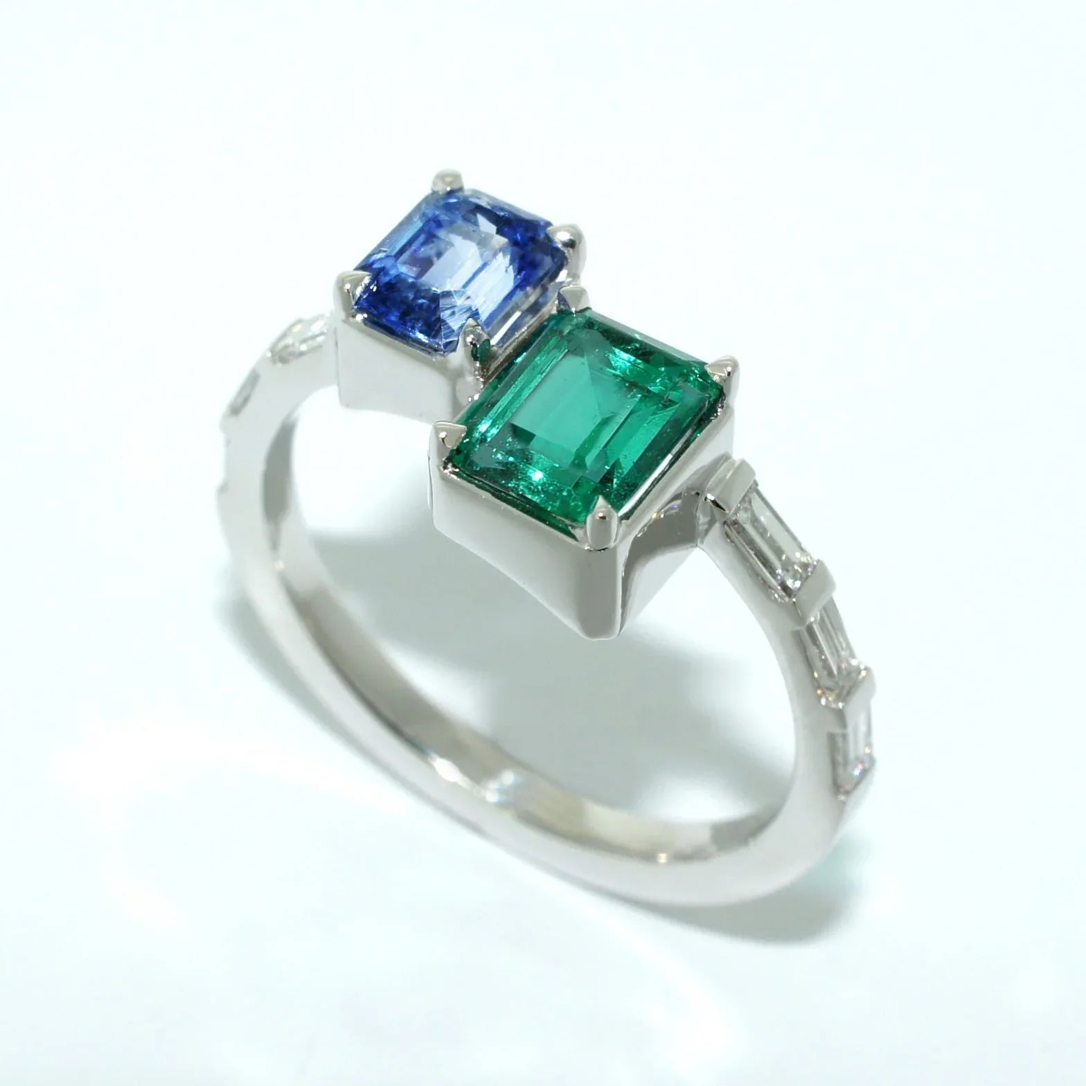 Empire State 2 | Emerald sapphire toi et moi ring - Lizunova Fine Jewels