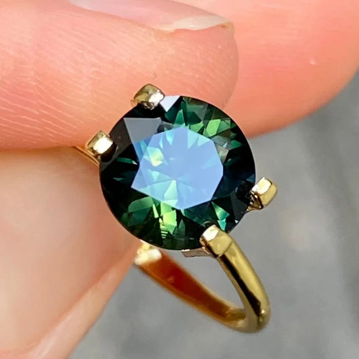 3.02ct round Australian green sapphire - Lizunova Fine Jewels