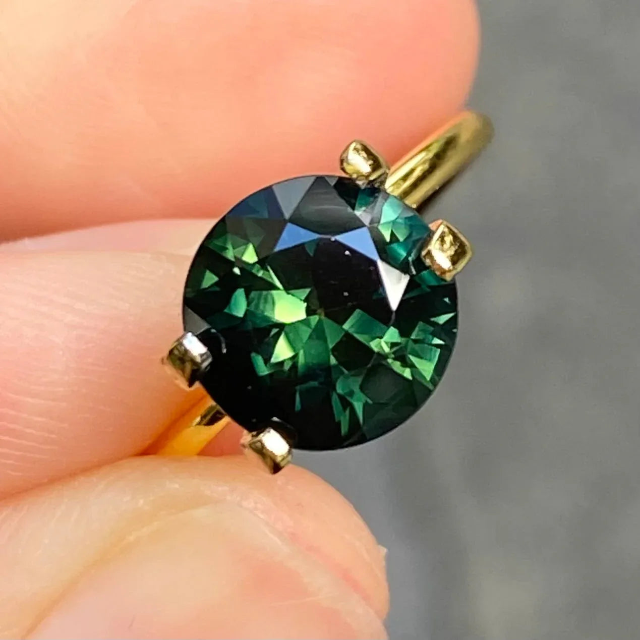 3.02ct round Australian green sapphire - Lizunova Fine Jewels
