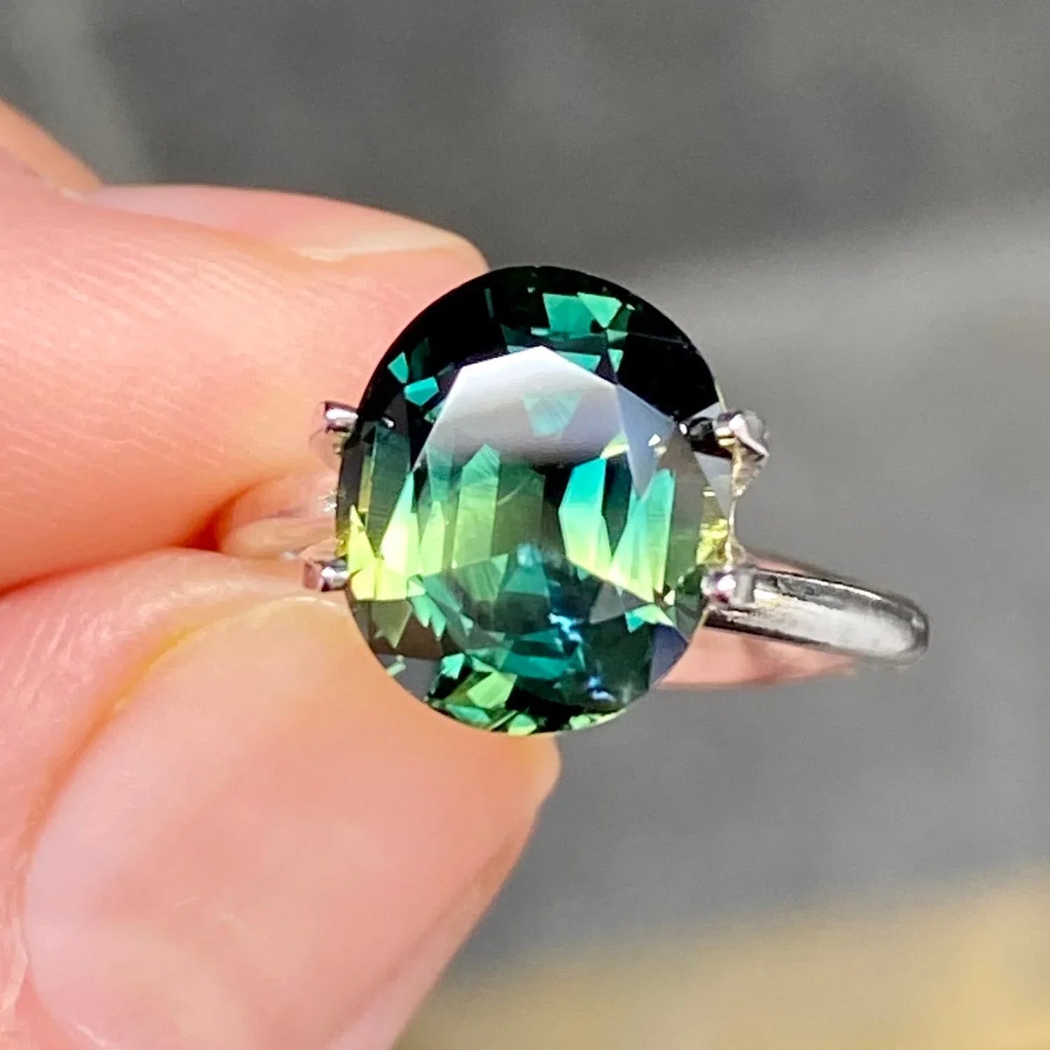4.72ct oval Australian teal parti sapphire - Lizunova Fine Jewels