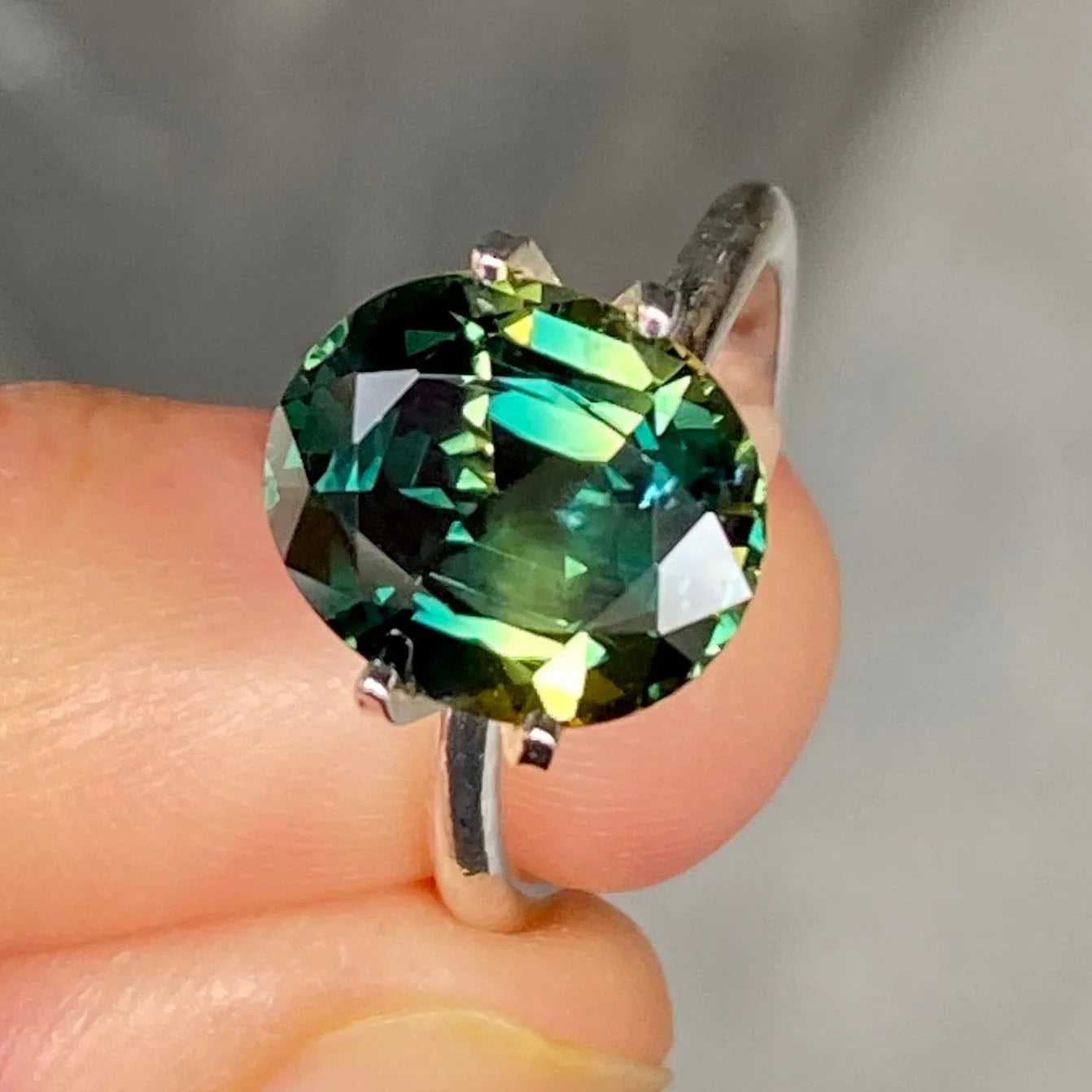 4.72ct oval Australian teal parti sapphire - Lizunova Fine Jewels