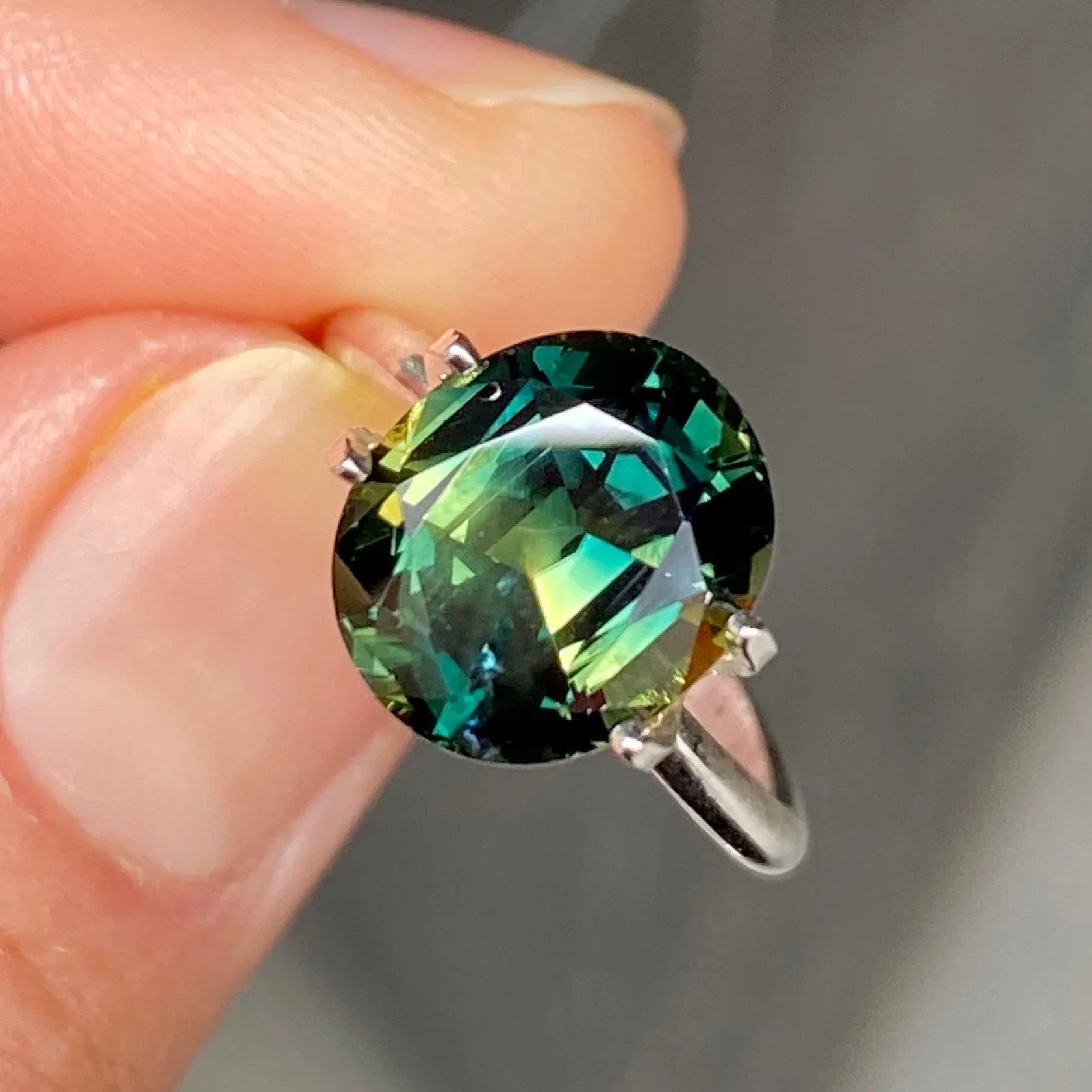 4.72ct oval Australian teal parti sapphire - Lizunova Fine Jewels