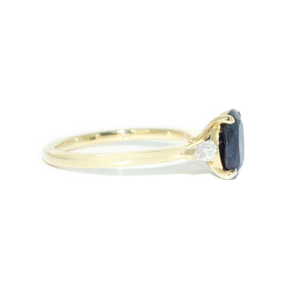 Perth | Oval teal sapphire 18k gold engagement ring - Lizunova Fine Jewels