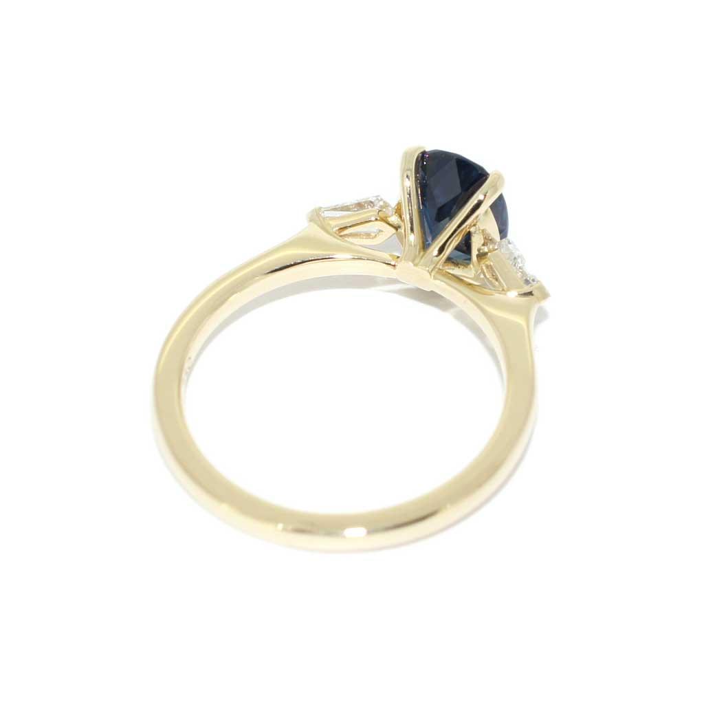 Perth | Oval teal sapphire 18k gold engagement ring - Lizunova Fine Jewels