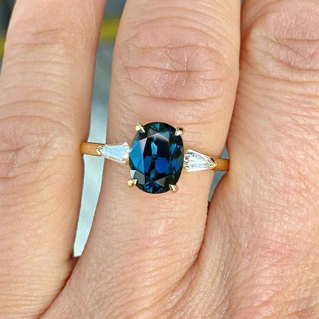 Perth | Oval teal sapphire 18k gold engagement ring - Lizunova Fine Jewels