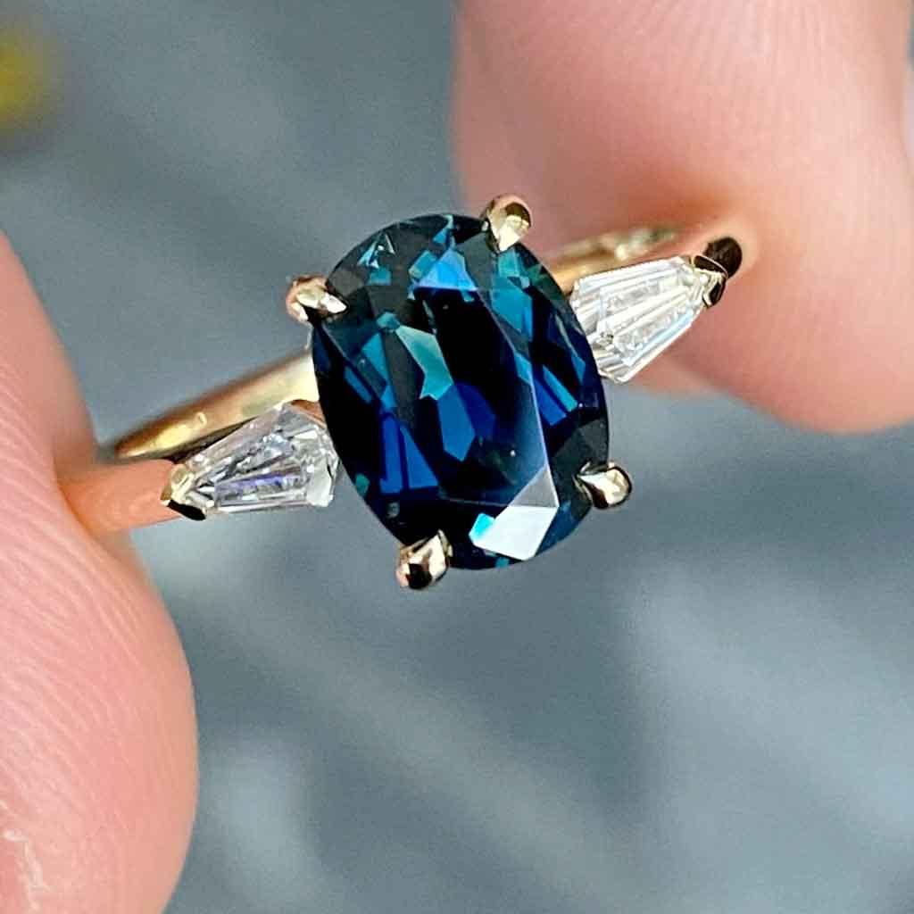 Perth | Oval teal sapphire 18k gold engagement ring - Lizunova Fine Jewels