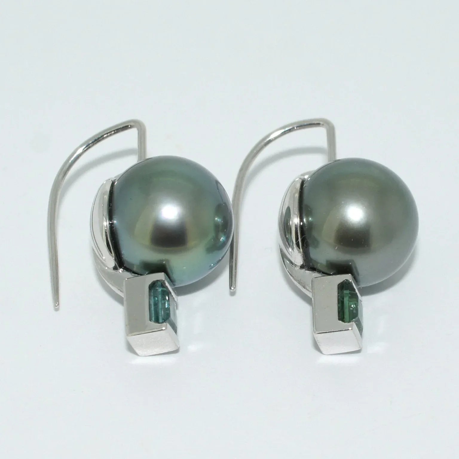 Tahiti | Pearl & tourmaline earrings - Lizunova Fine Jewels