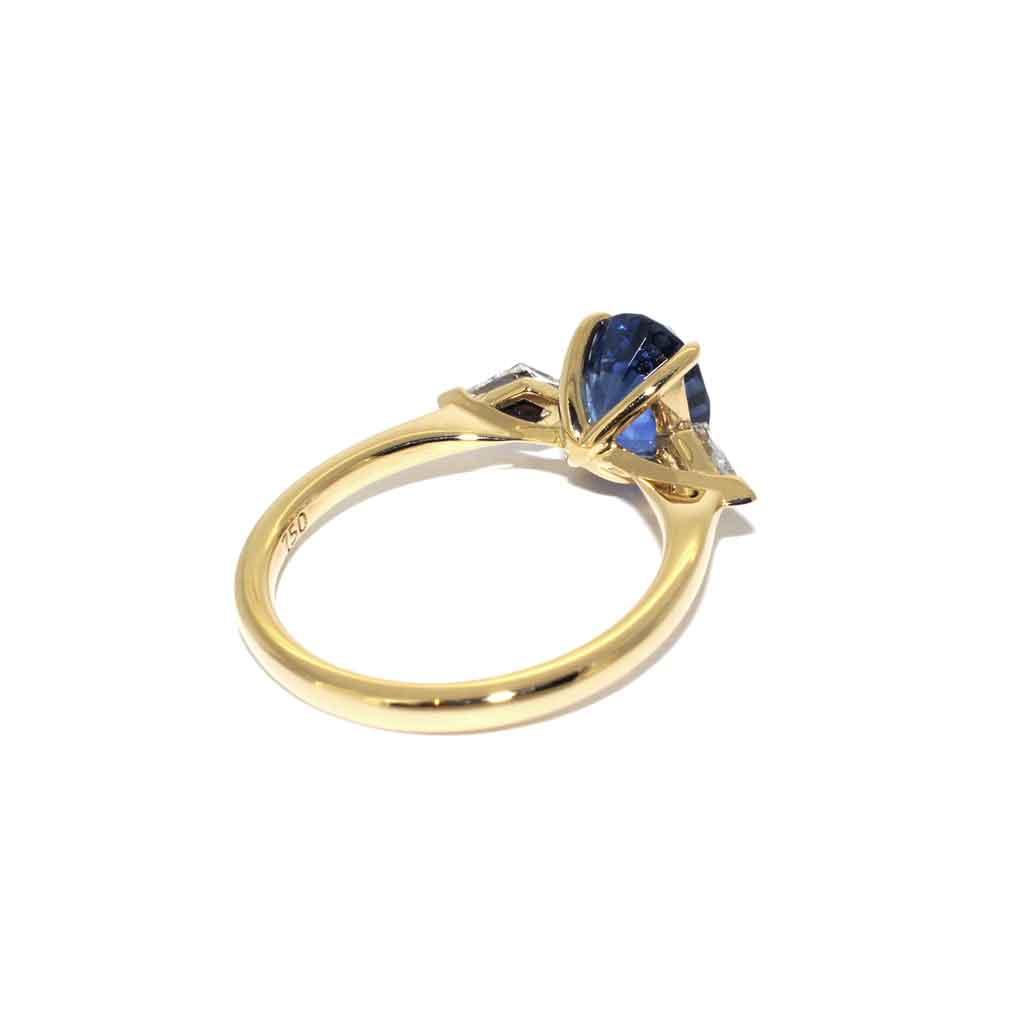 Vera | Oval cornflower blue sapphire diamond engagement ring - Lizunova Fine Jewels