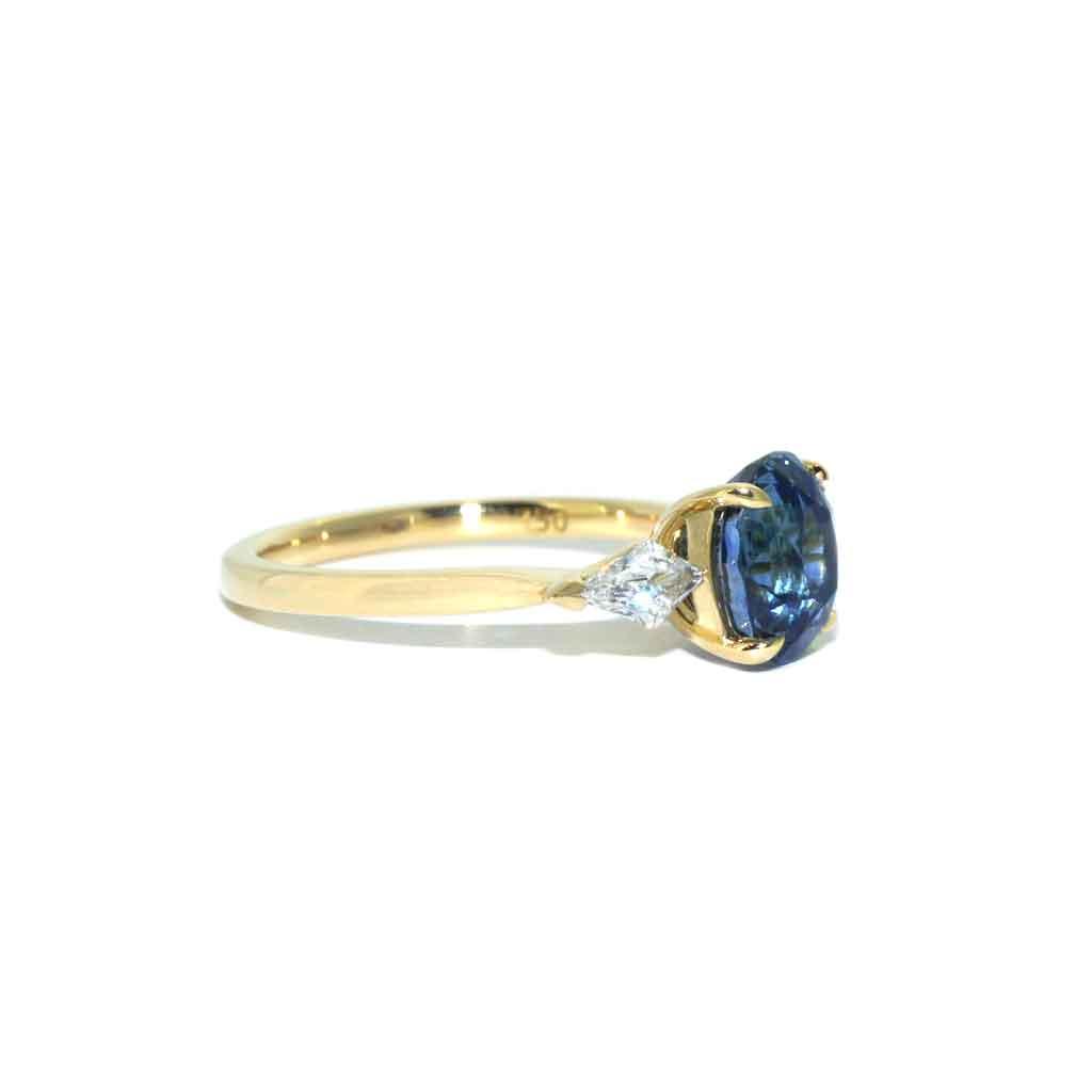 Vera | Oval cornflower blue sapphire diamond engagement ring - Lizunova Fine Jewels
