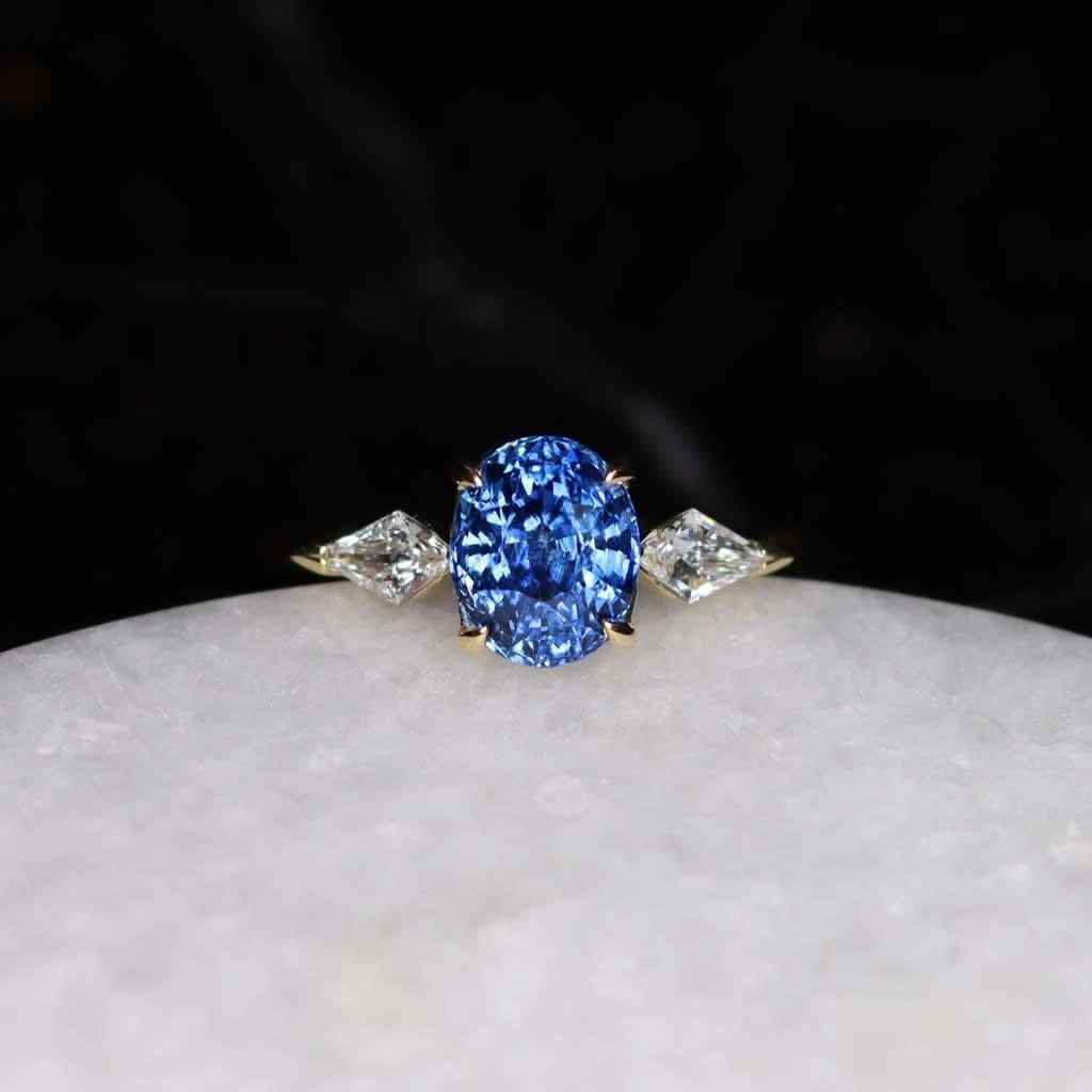 Vera | Oval cornflower blue sapphire diamond engagement ring - Lizunova Fine Jewels