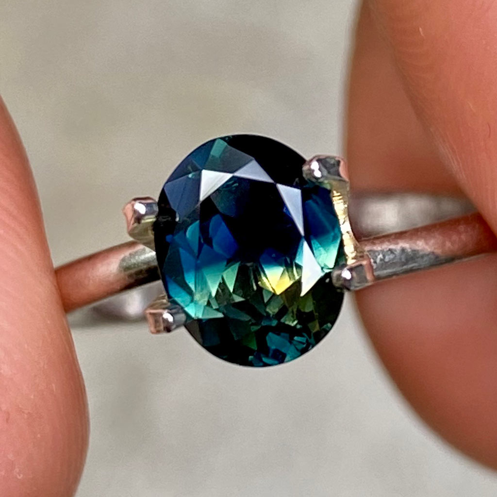 1.45ct-oval-Australian-teal-parti-sapphire-1-Lizunova-Fine-Jewels-Sydney-NSW-Australia