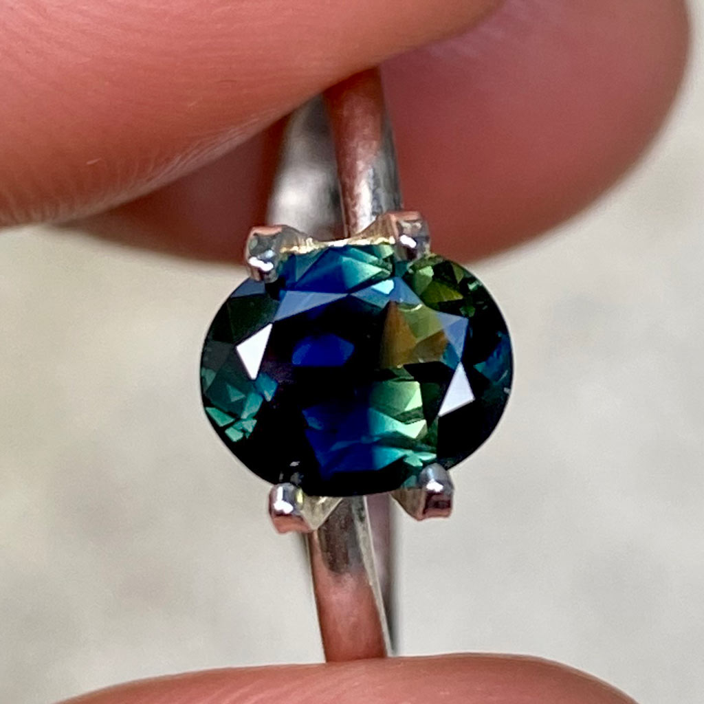 1.45ct-oval-Australian-teal-parti-sapphire-2-Lizunova-Fine-Jewels-Sydney-NSW-Australia