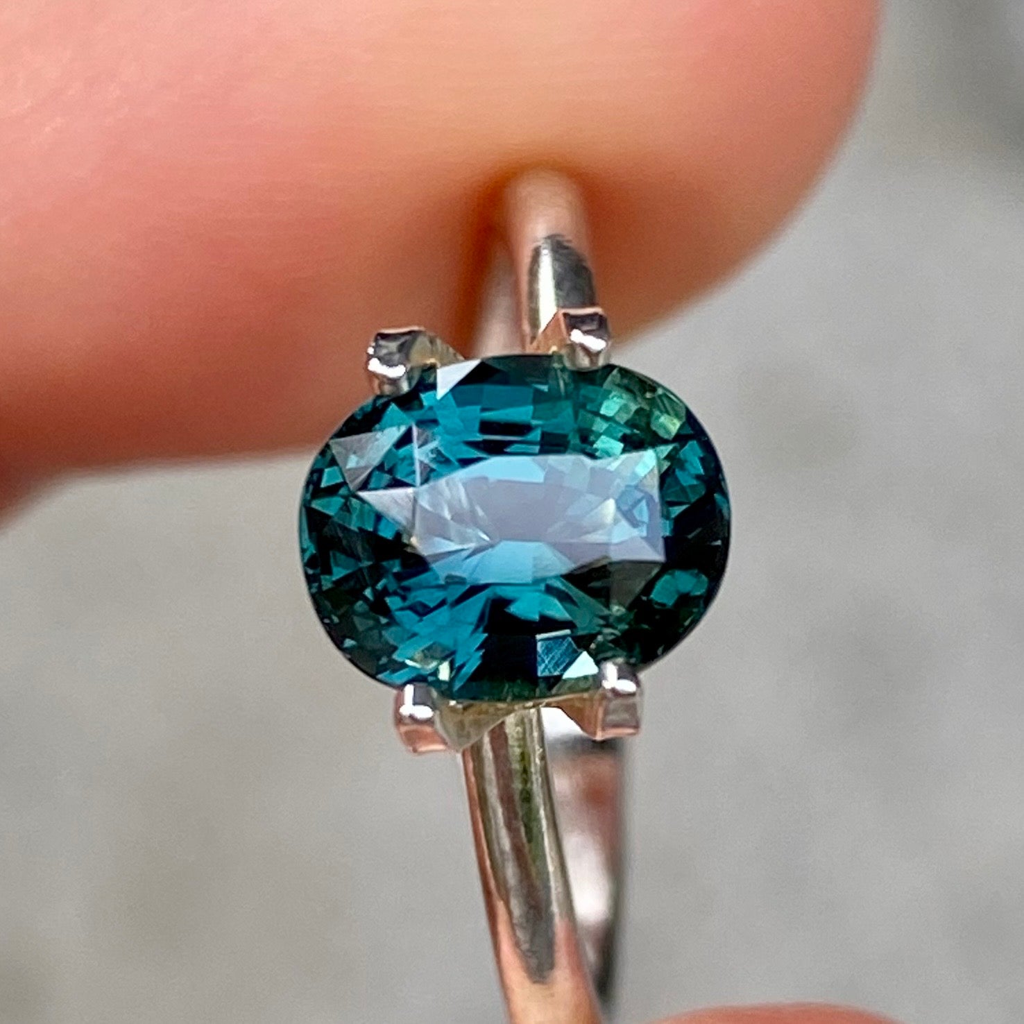 Australian-parti-teal-sapphire-bespoke-engagement-ring-Sydney-jeweller-Lizunova-Fine-Jewels
