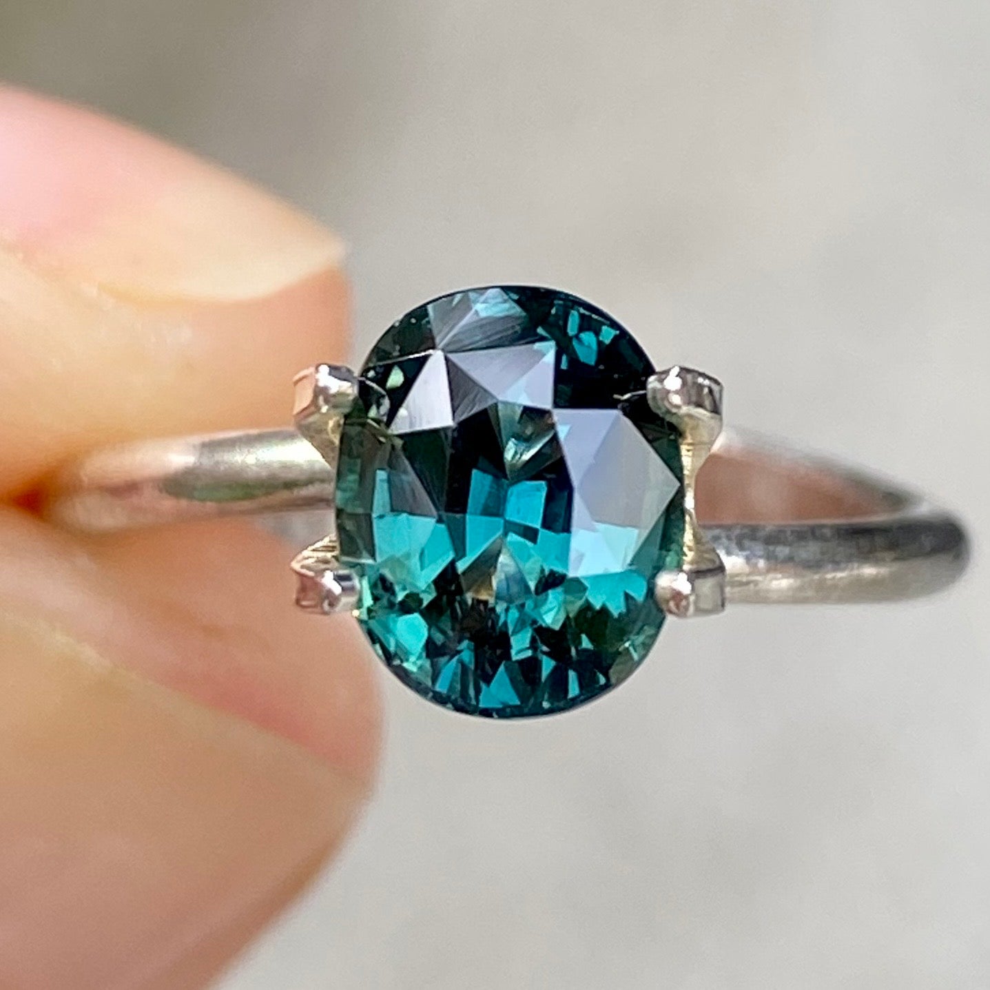 Australian-parti-teal-sapphire-bespoke-engagement-ring-Sydney-jeweller-Lizunova-Fine-Jewels