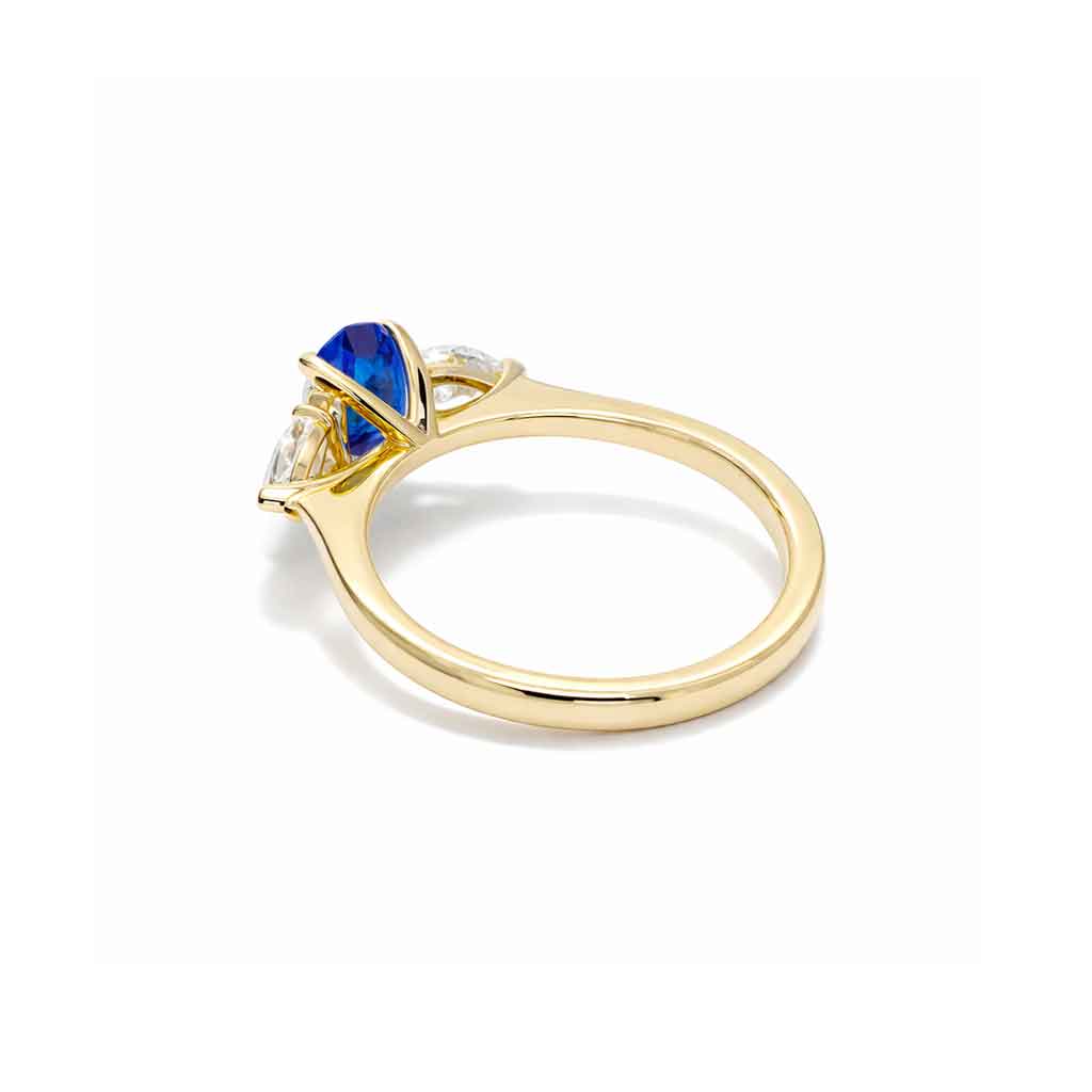 Sofia | Oval cornflower blue sapphire diamond engagement ring - Lizunova Fine Jewels