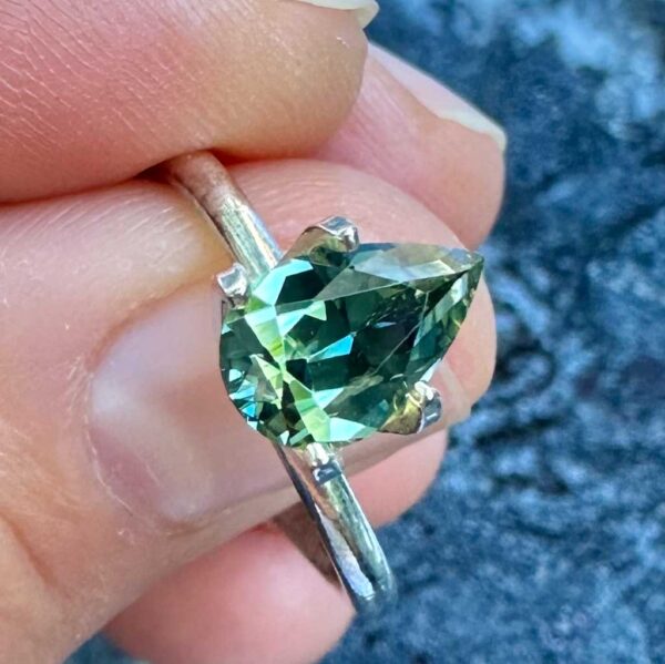 Australian-parti-teal-sapphire-bespoke-engagement-ring-Sydney-jeweller-Lizunova-Fine-Jewels-SKU20019-1