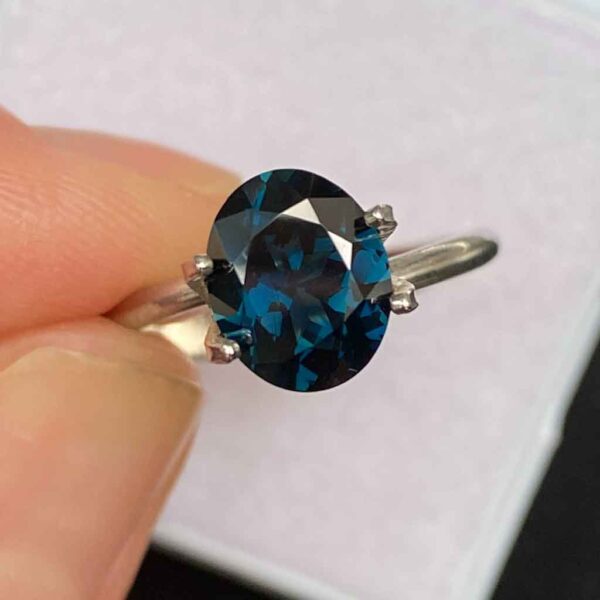 Australian-oval-teal-sapphire-bespoke-engagement-ring-Sydney-jeweller-Lizunova-Fine-Jewels jeweller Lizunova Fine Jewels