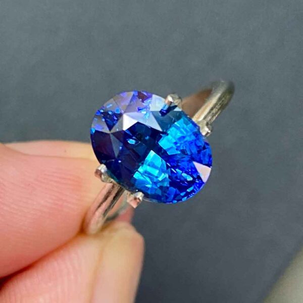 oval-ceylon-cornflower-blue-sapphire-engagement-rings-Lizunova-Fine-Jewels-Sydney-Jeweller-Sydney-NSW-Australia
