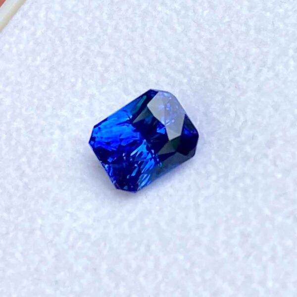 emerald-radiant-cut-royal-blue-sapphire-engagement-ring-Lizunova-Fine-Jewels-Sydney-Jeweller-Sydney-NSW-Australia