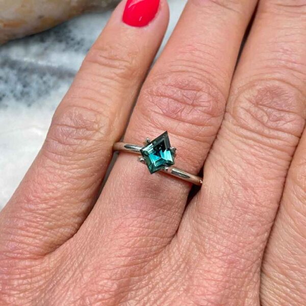 australian-kite-teal-sapphire-custom-engagement-ring-Sydney-jeweller-Lizunova-Fine-Jewels