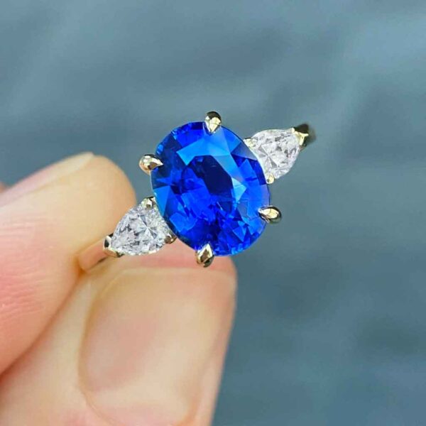 cornflower-blue-oval-Ceylon-sapphire-diamond-engagement-ring-sydney-jeweller-lizunova-australia