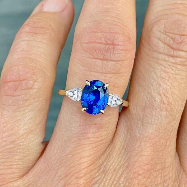 cornflower-blue-oval-Ceylon-sapphire-diamond-engagement-ring-sydney-jeweller-lizunova-australia